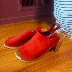 Bryr • Spanish Toe Suzie Clogs with Block Heel in Poppy • size 10
